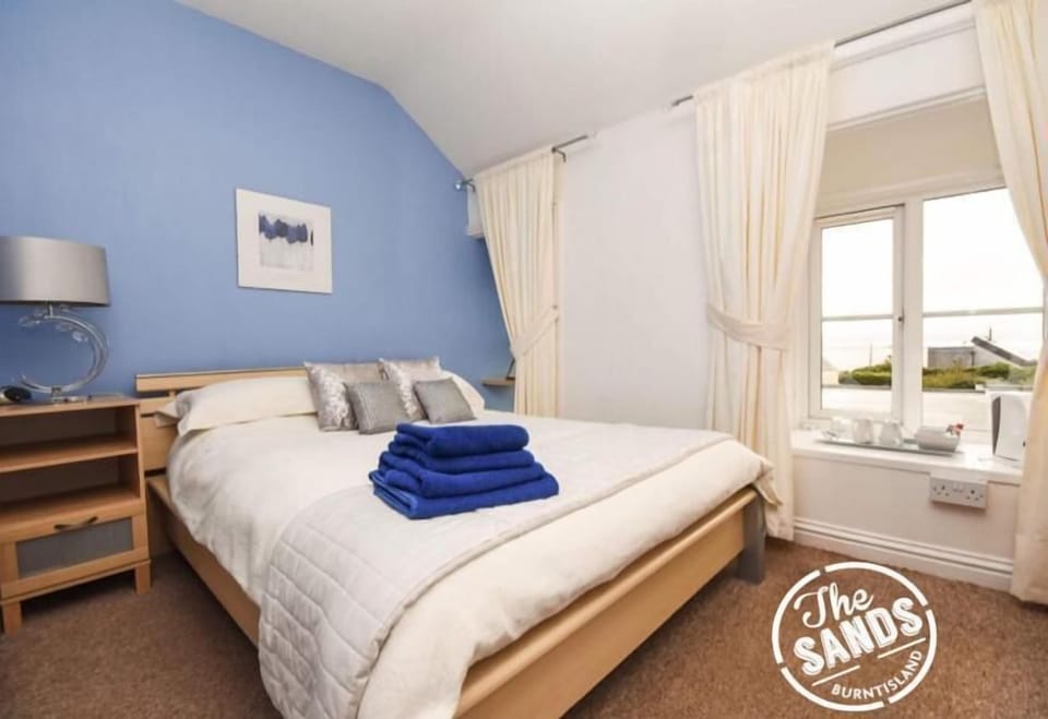 Premium bedding, iron/ironing board, free WiFi, bed sheets