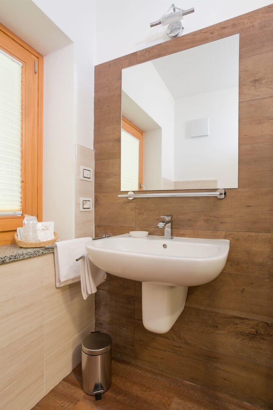 Standard Double Room, 1 Bedroom | Bathroom | Shower, free toiletries, hair dryer, bidet