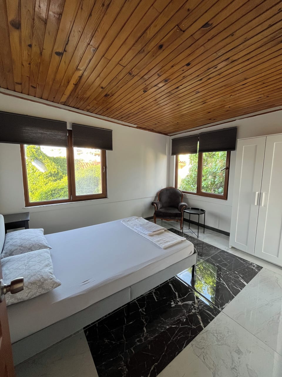 Elite Apartment | Desk, laptop workspace, iron/ironing board, free WiFi
