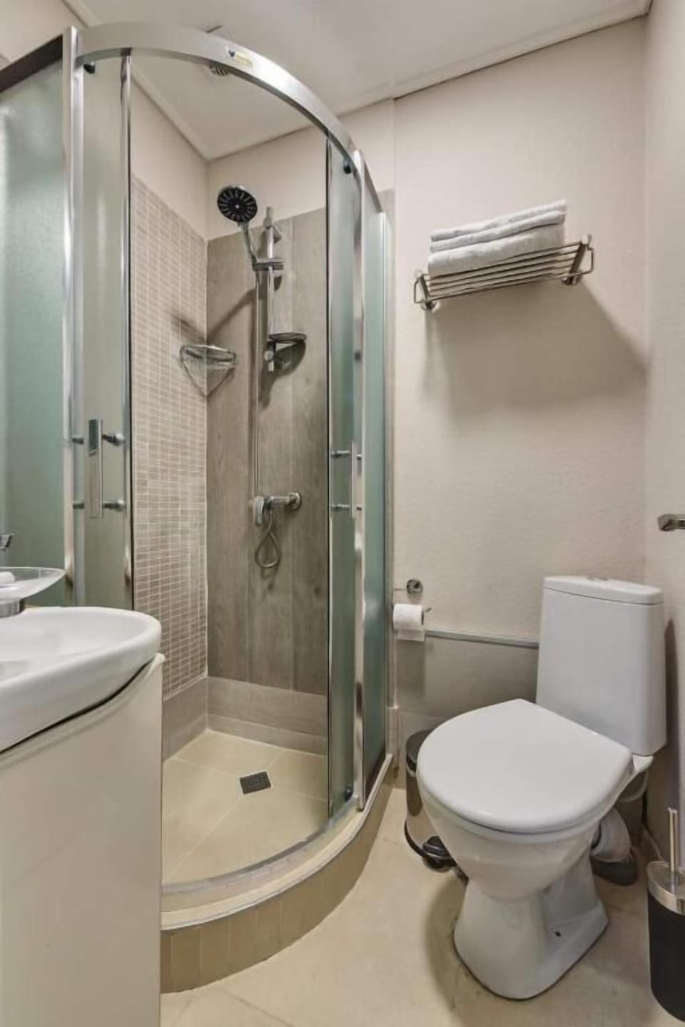 Economy Room | Bathroom | Free toiletries, hair dryer, slippers, towels
