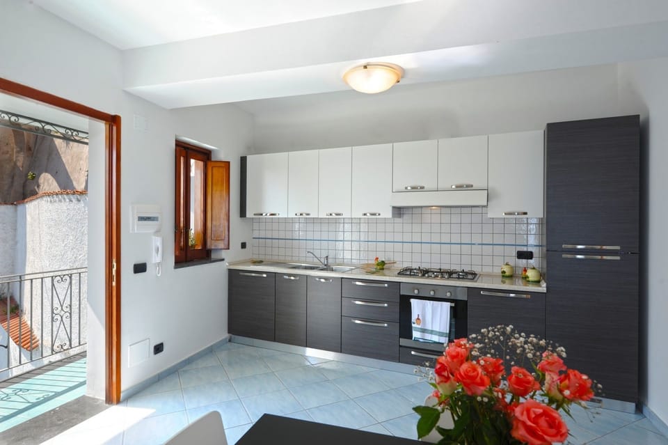 Apartment | Private kitchen | Full-size fridge, oven, stovetop, coffee/tea maker