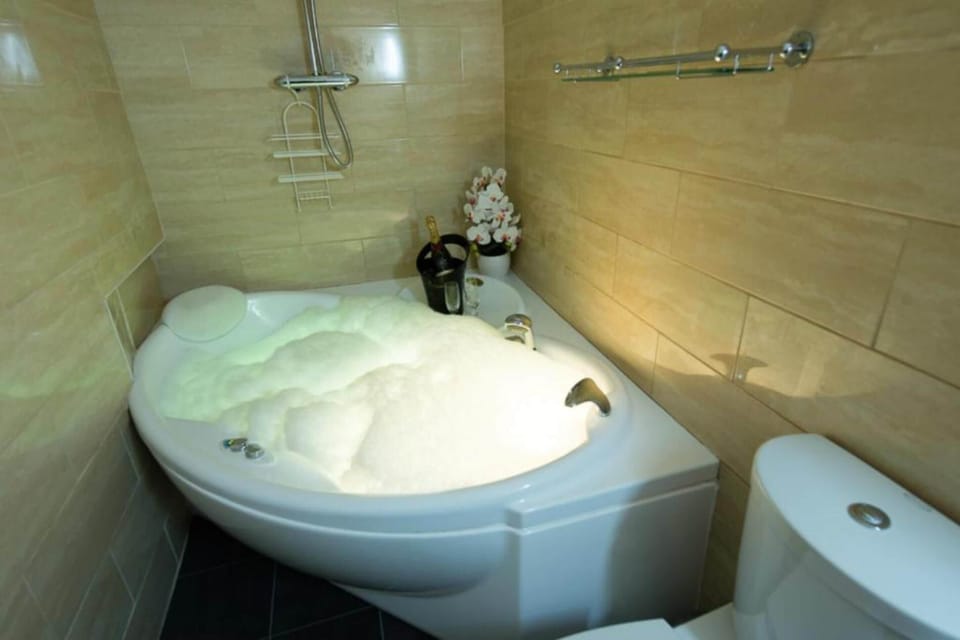 Deluxe Room | Deep soaking bathtub