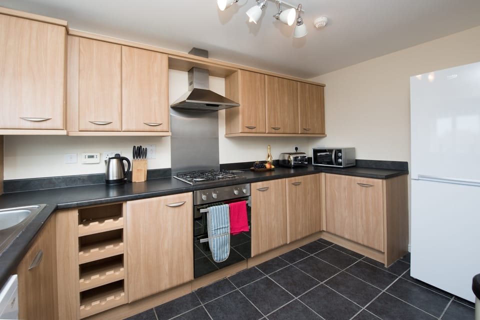 Townhome | Private kitchen | Fridge, microwave, stovetop, dishwasher