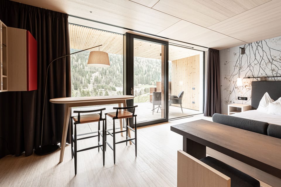 Suite Ikigai | Minibar, in-room safe, desk, blackout drapes