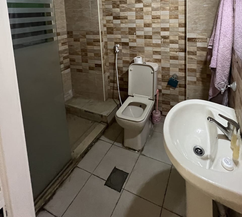 Shower, free toiletries, towels