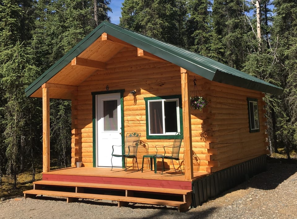 Deluxe Cabin, 1 Queen Bed | Iron/ironing board, WiFi (free), bed sheets