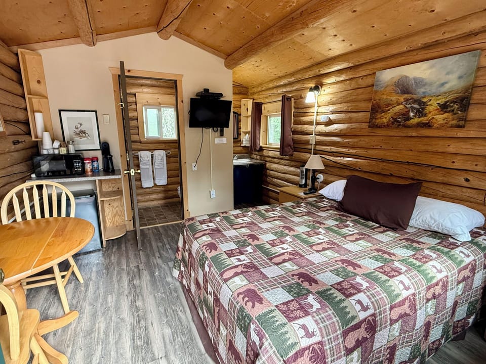 Classic Cabin, 1 Queen Bed | Iron/ironing board, WiFi (free), bed sheets