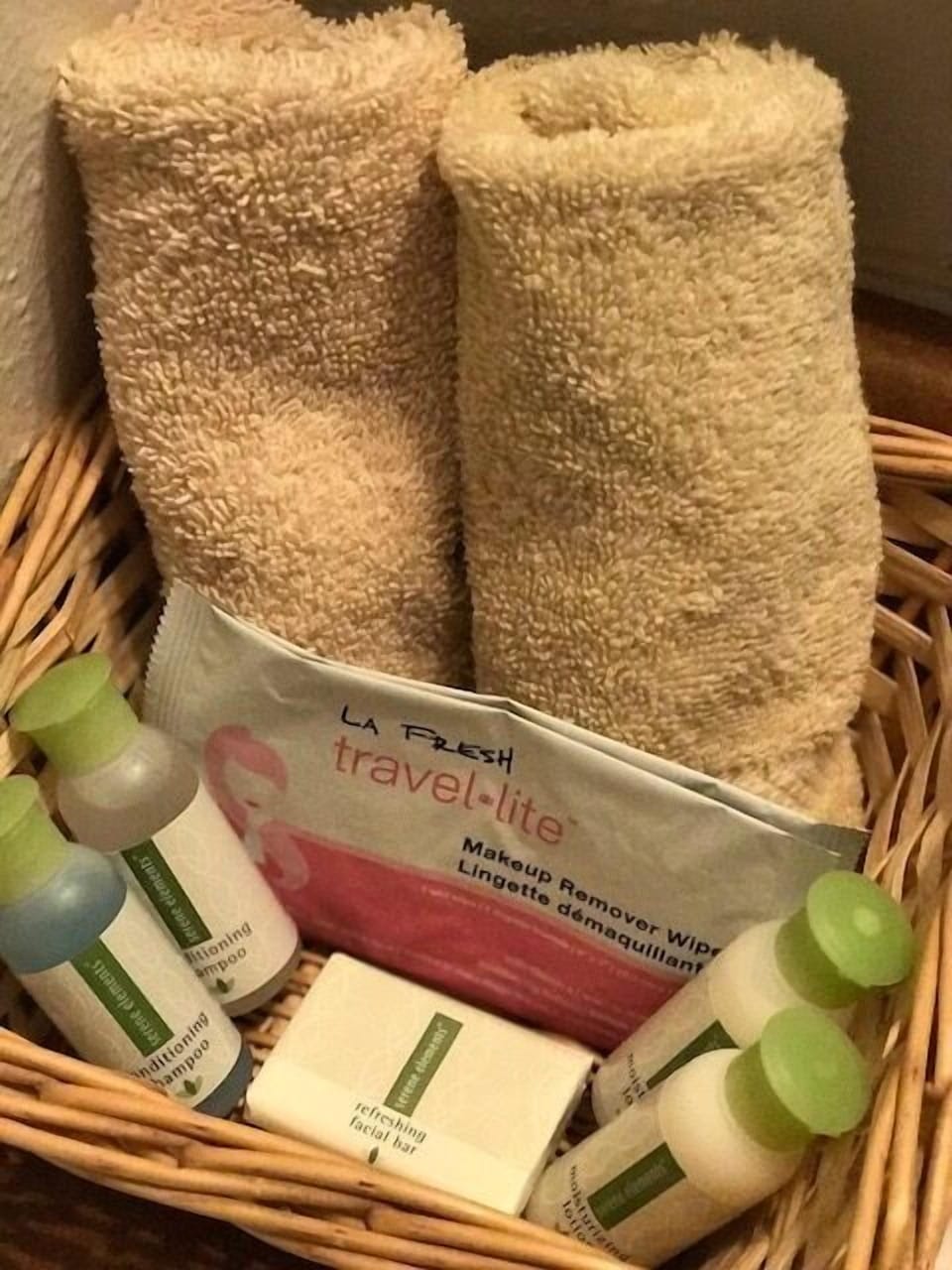 Bathtub, free toiletries, towels