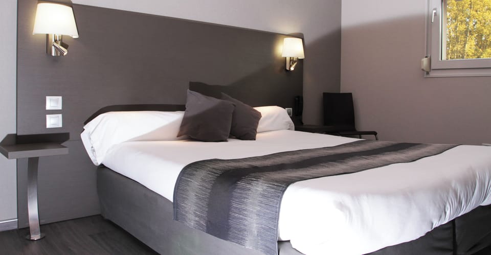 Double or Twin Room | Minibar, in-room safe, desk, blackout drapes