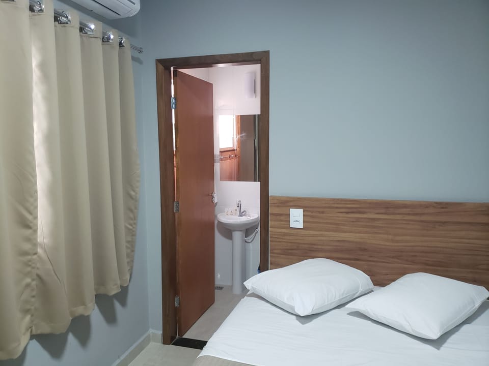 Quarto Casal + 1 Solteiro | Blackout drapes, iron/ironing board (on request), WiFi (free)