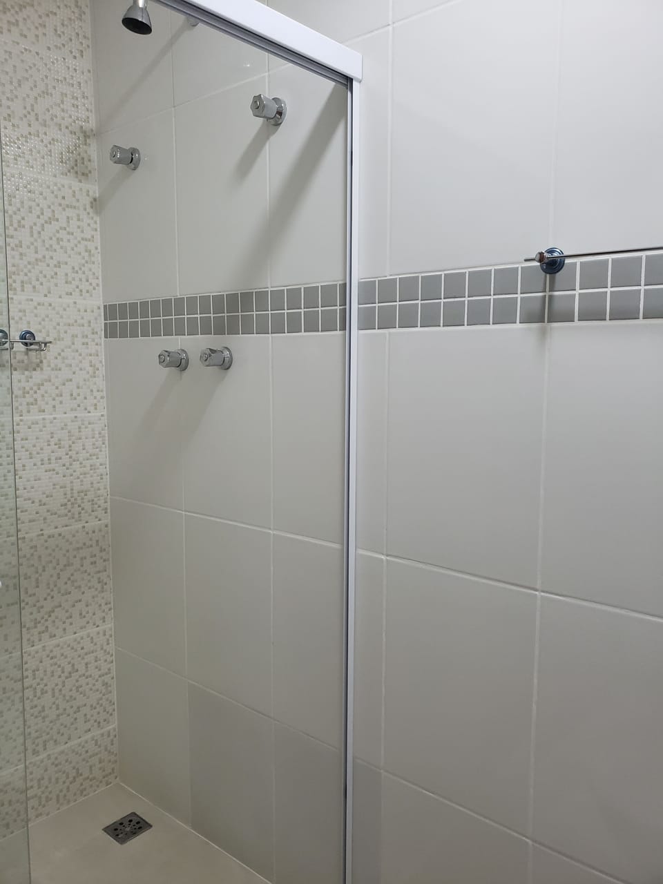 Shower, free toiletries, towels