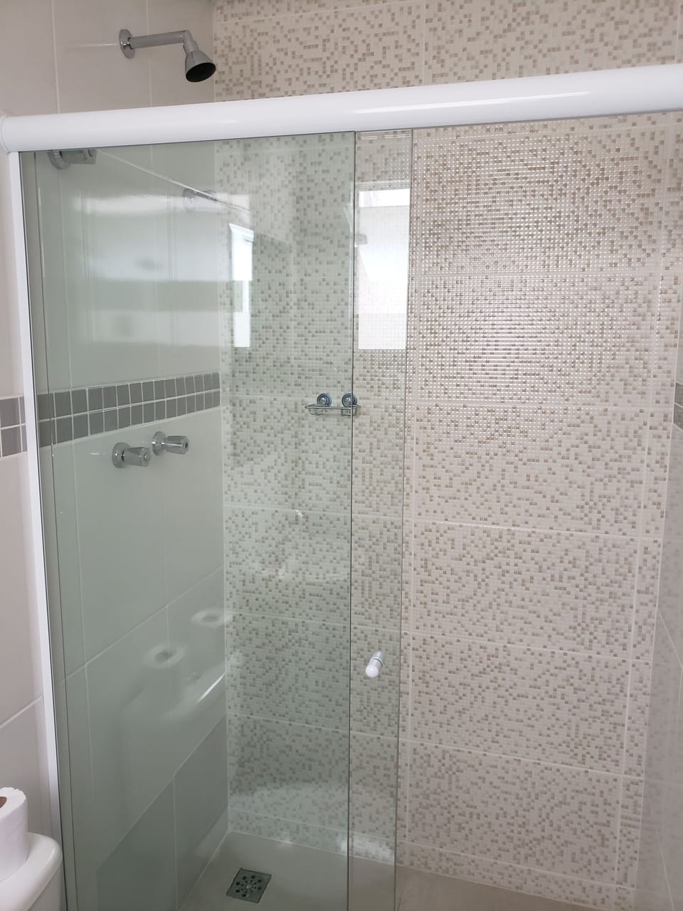 Quarto Casal + 1 Solteiro | Bathroom | Shower, free toiletries, towels