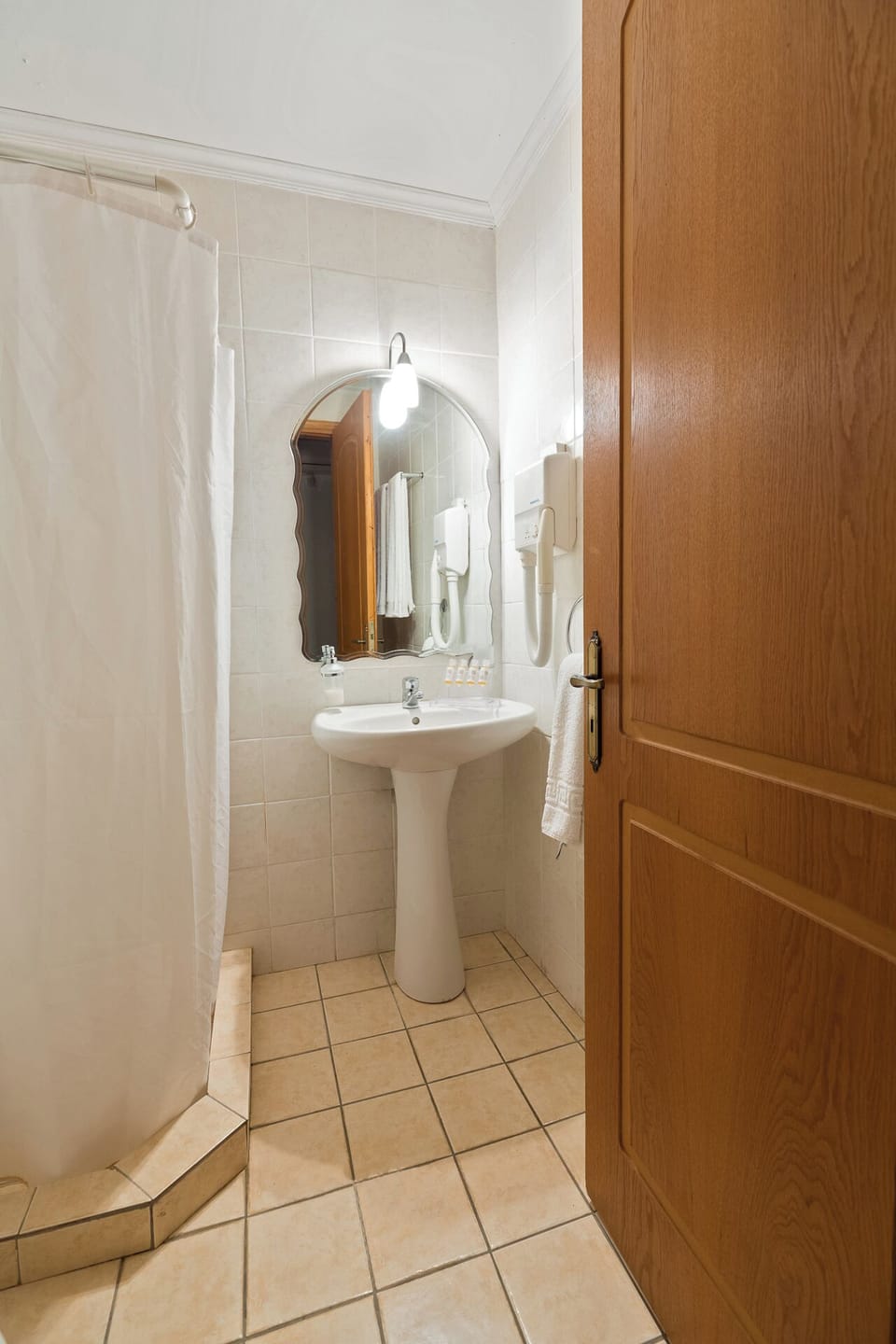 Double Room | Bathroom | Deep soaking tub, free toiletries, hair dryer, towels