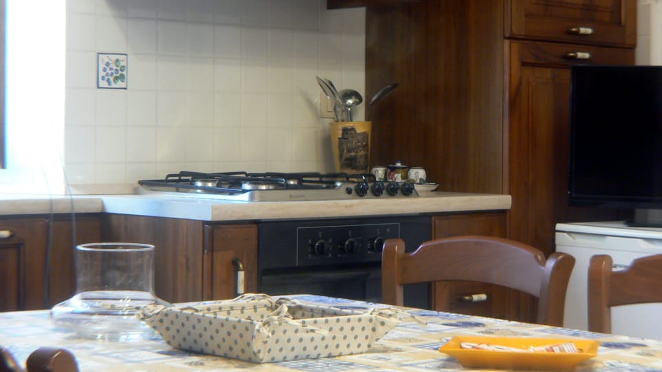 Apartment, 2 Bedrooms, Non Smoking, Annex Building | Private kitchenette | Electric kettle