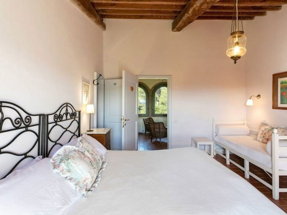 Double Room, Courtyard View | Desk, free WiFi, bed sheets