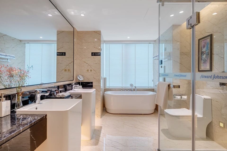 Deluxe Suite, 1 King Bed, Non Smoking (Executive) | Minibar, in-room safe, desk, iron/ironing board