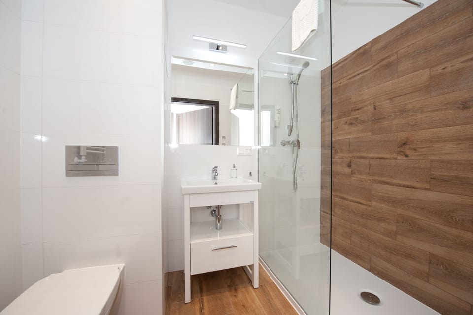 Apartment, 1 Bedroom, Kitchenette | Bathroom | Free toiletries, hair dryer, towels