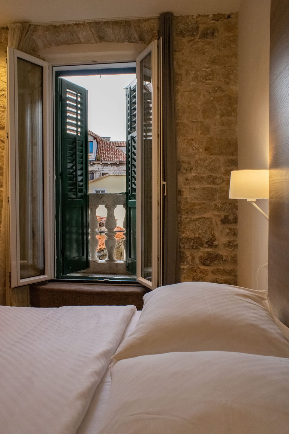 Standard King Room | Laptop workspace, soundproofing, free WiFi, bed sheets