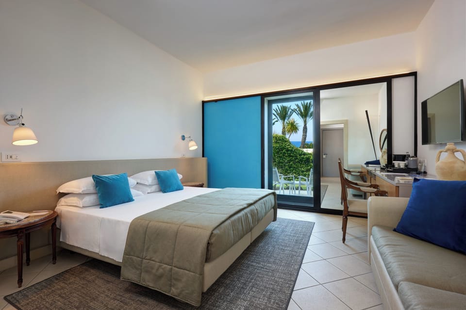 Superior Double Room | Minibar, in-room safe, desk, laptop workspace