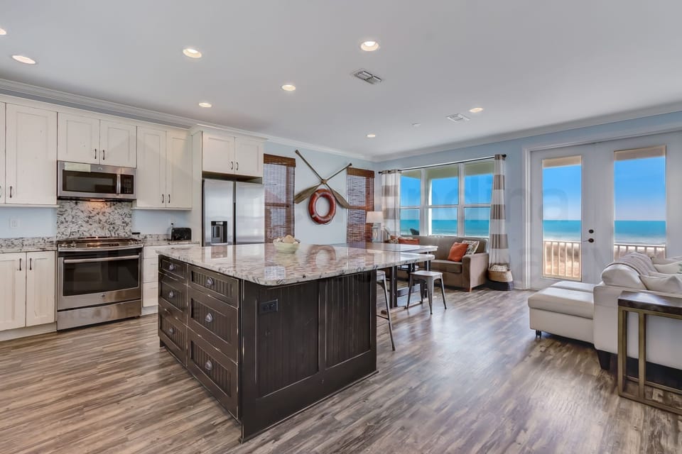 House, 3 Bedrooms | Private kitchen | Full-size fridge, microwave, oven, stovetop