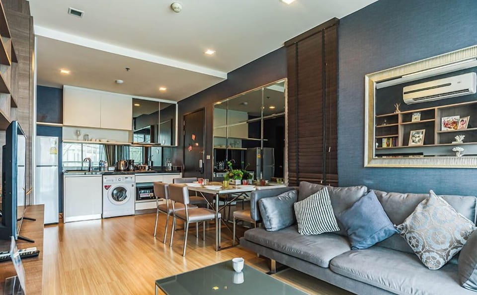 Grand Condo, 1 Bedroom, Bathtub, City View | Living room | Smart TV