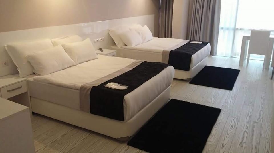 Classic Twin Room | Minibar, in-room safe, desk, iron/ironing board