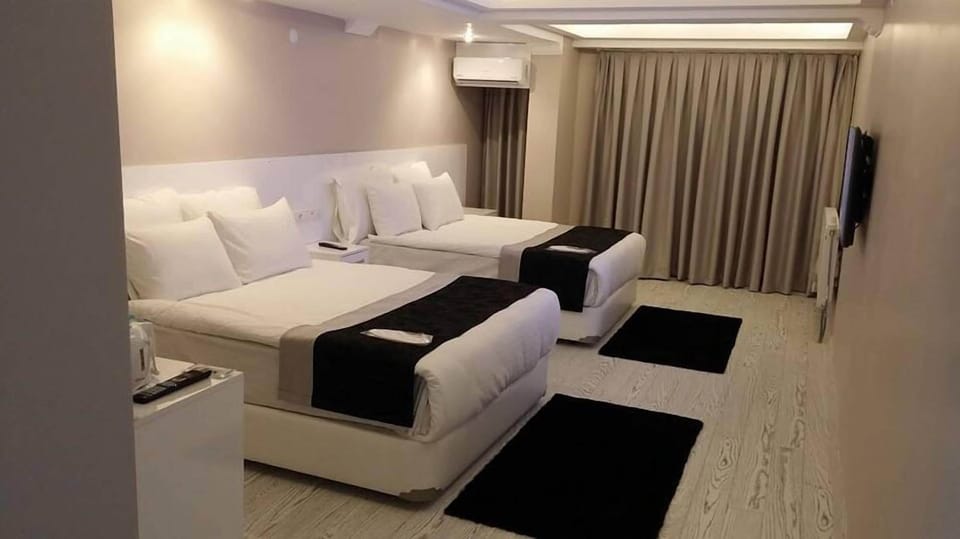 Classic Twin Room | Minibar, in-room safe, desk, iron/ironing board