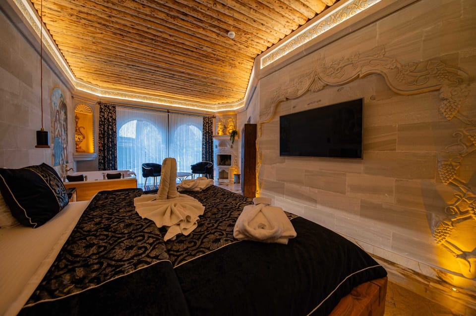 Luxury Double Room | Minibar, desk, laptop workspace, soundproofing