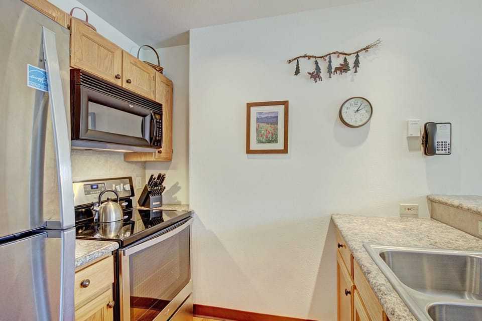 Condo, 1 Bedroom | Private kitchen | Full-size fridge, microwave, oven, stovetop