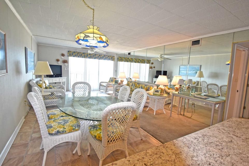 Condo, 2 Bedrooms | Dining