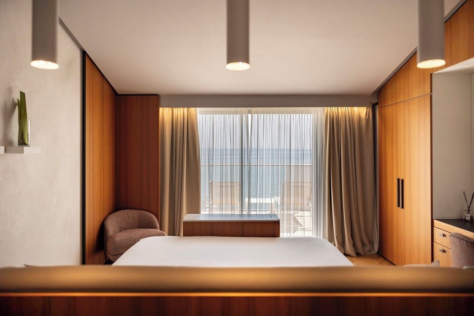 Executive Suite | Minibar, in-room safe, desk, laptop workspace