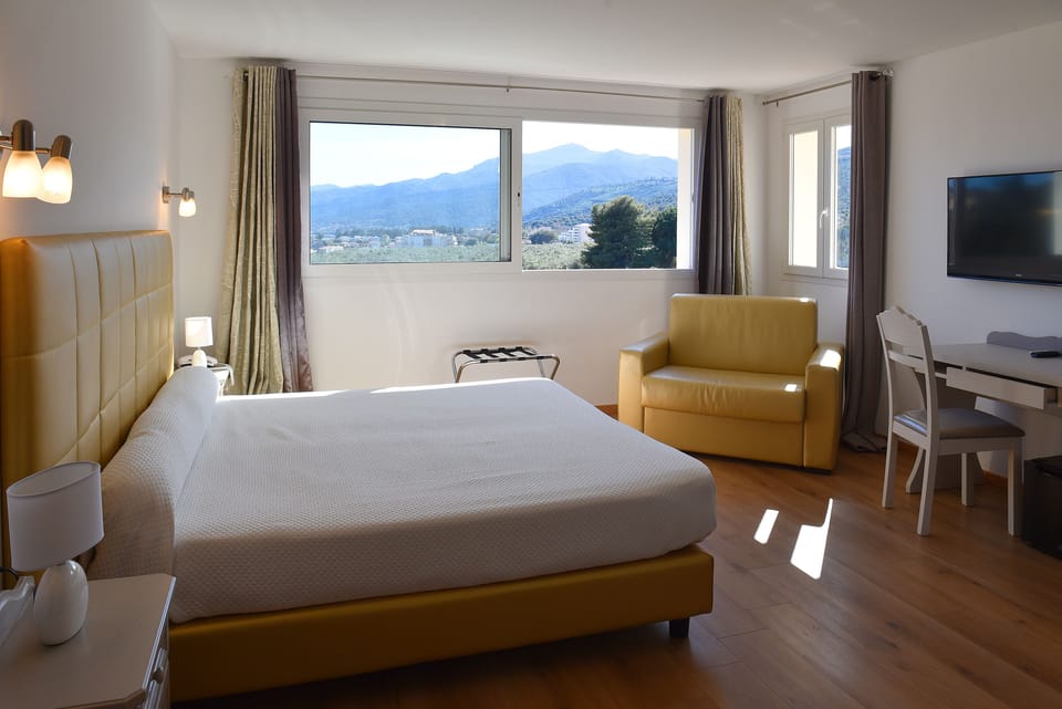 Triple Room | In-room safe, desk, laptop workspace, blackout drapes
