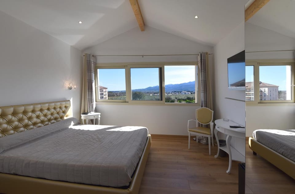 Double Room | In-room safe, desk, laptop workspace, blackout drapes