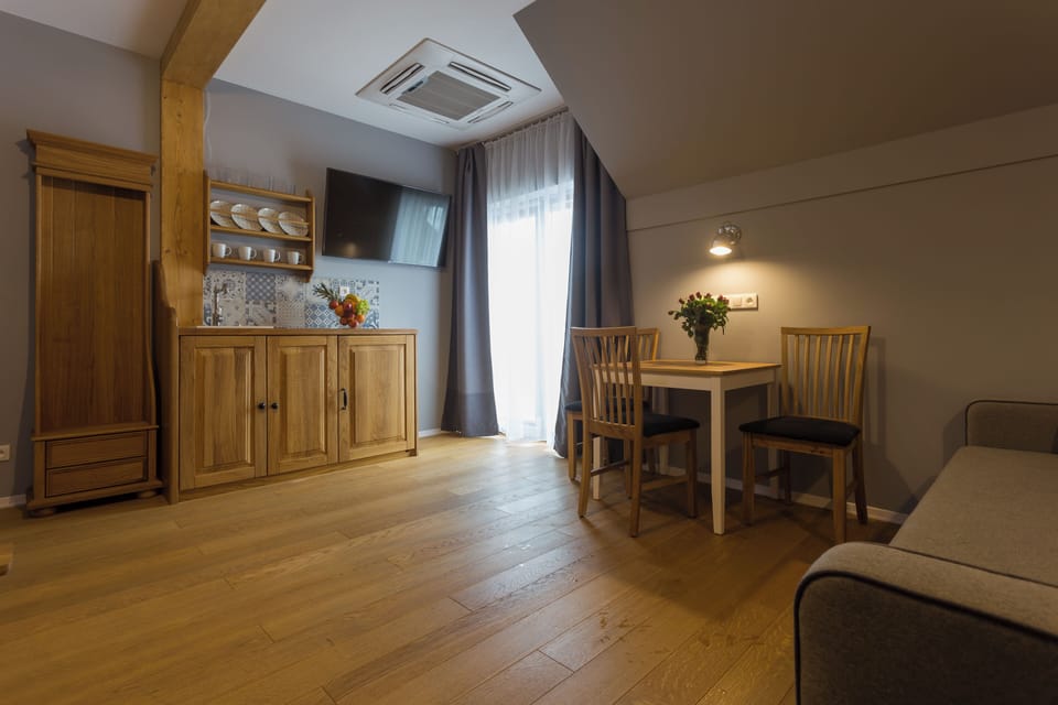 Duplex, 2 Bedrooms (Apartment 3) | Hypo-allergenic bedding available, blackout drapes, iron/ironing board
