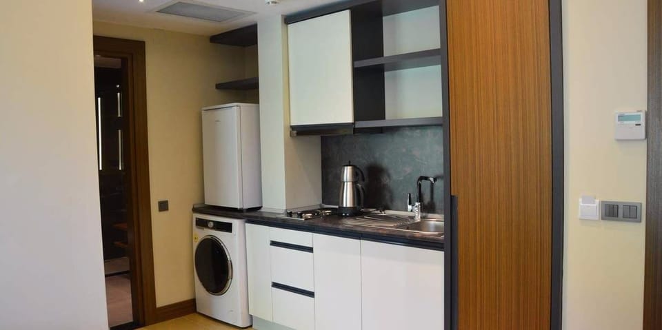 Deluxe Suite, 1 Bedroom | Private kitchenette | Mini-fridge, electric kettle