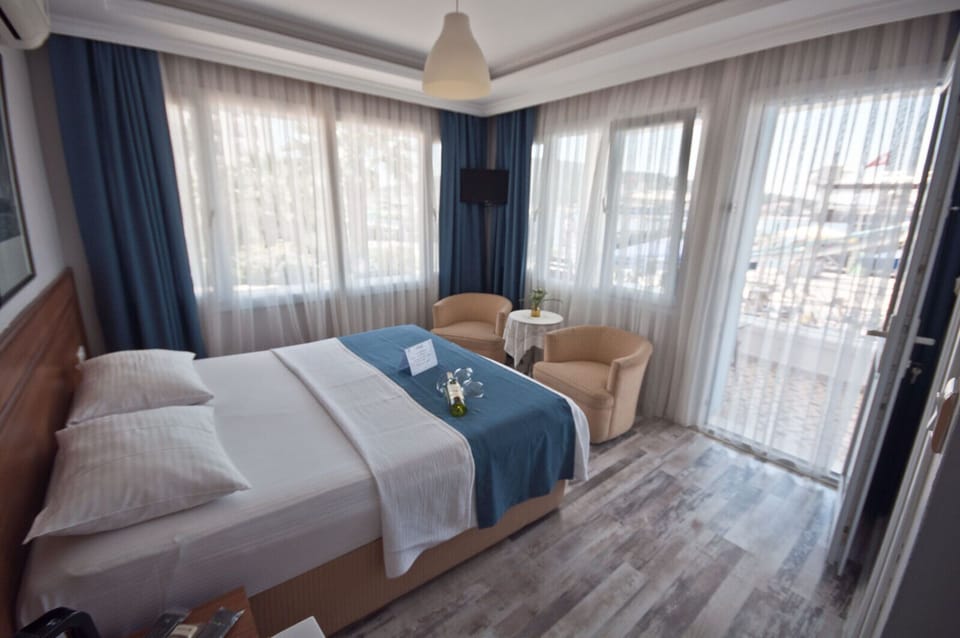 Comfort Double Room, Balcony | Minibar, soundproofing, iron/ironing board, free WiFi