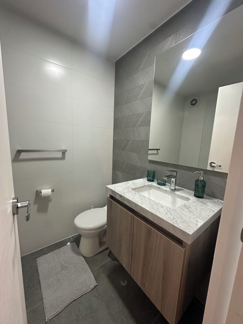 Combined shower/tub, deep soaking tub, towels