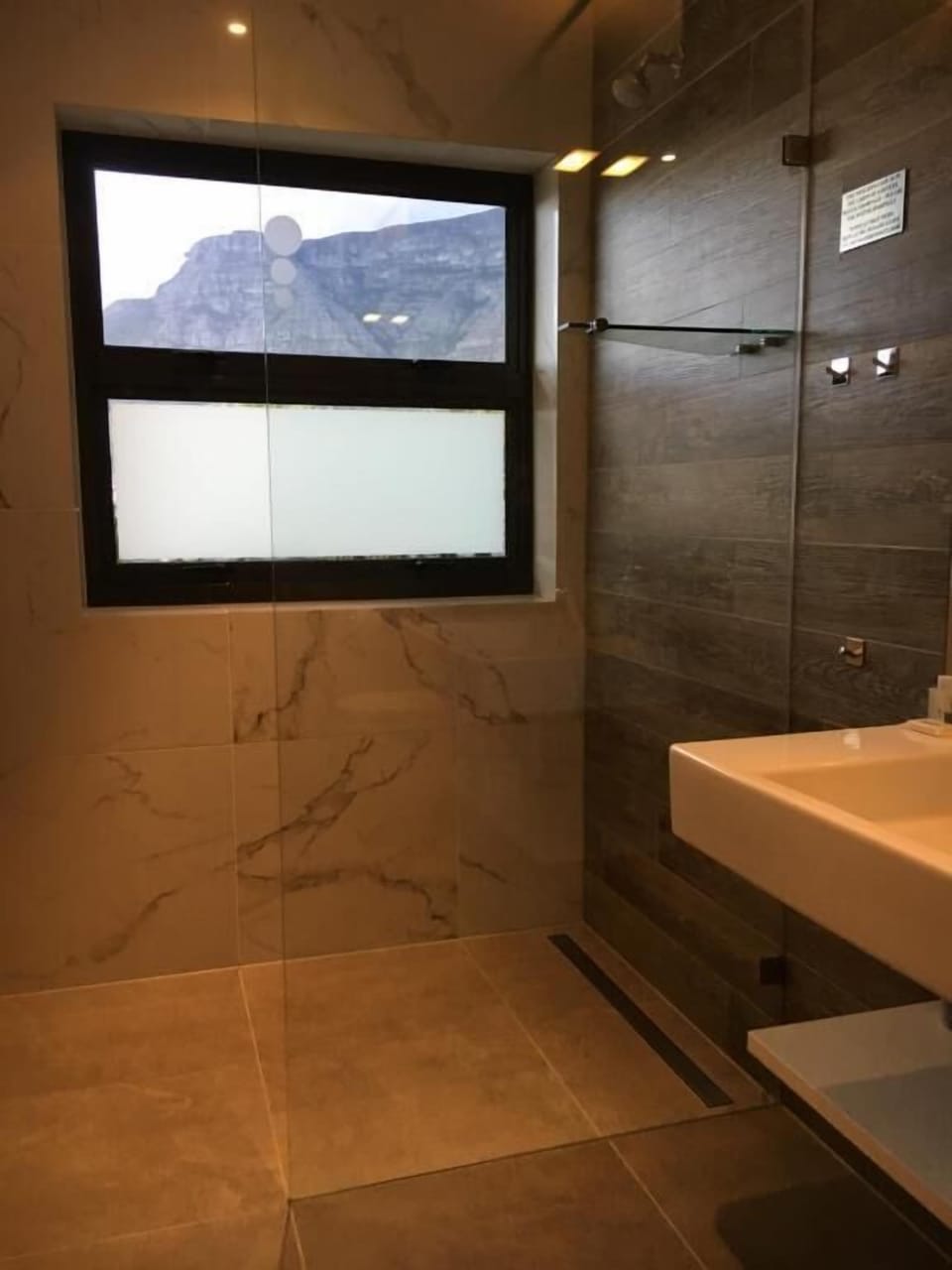 Combined shower/tub, free toiletries, hair dryer, towels