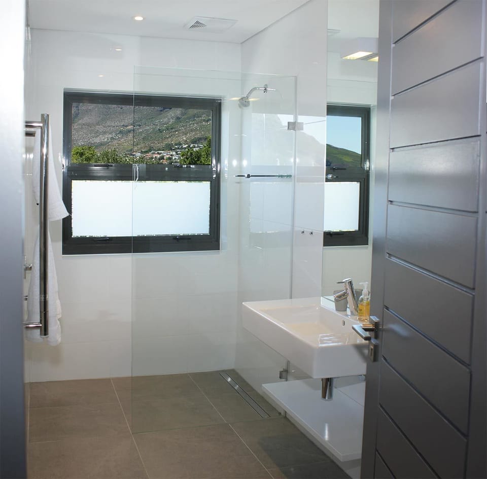 Combined shower/tub, free toiletries, hair dryer, towels