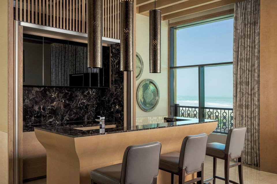 Royal Suite | Private kitchenette | Microwave, coffee/tea maker, electric kettle, paper towels