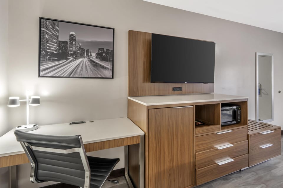 Premium bedding, in-room safe, desk, blackout drapes