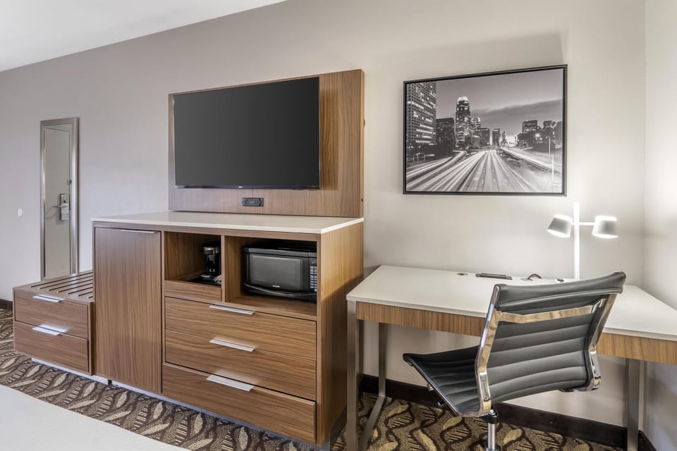 Premium bedding, in-room safe, desk, blackout drapes