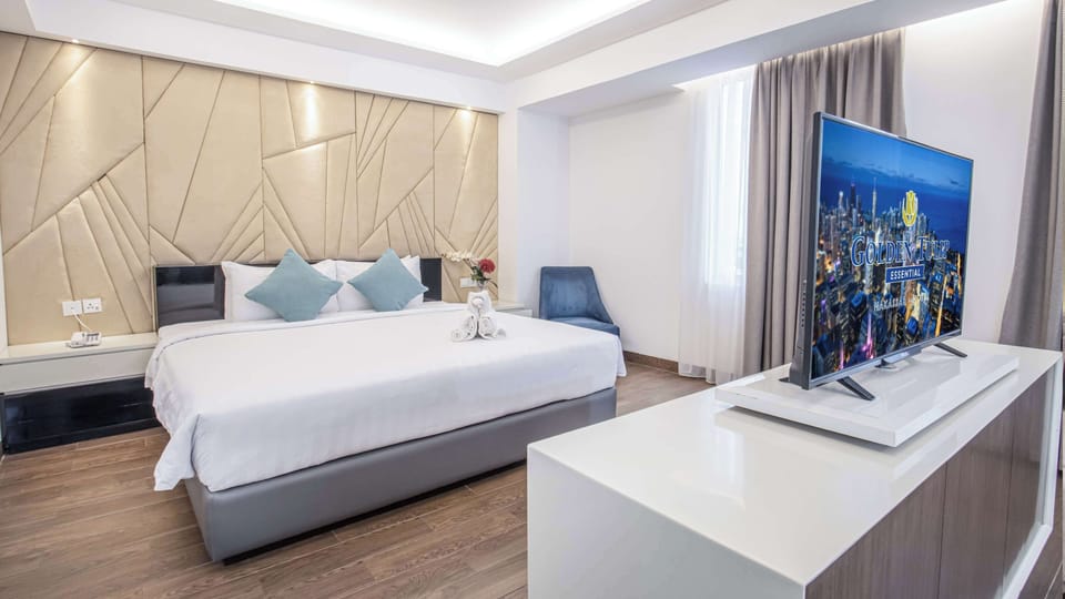 Business Suite, 1 King Bed | Minibar, in-room safe, blackout drapes, WiFi (free)