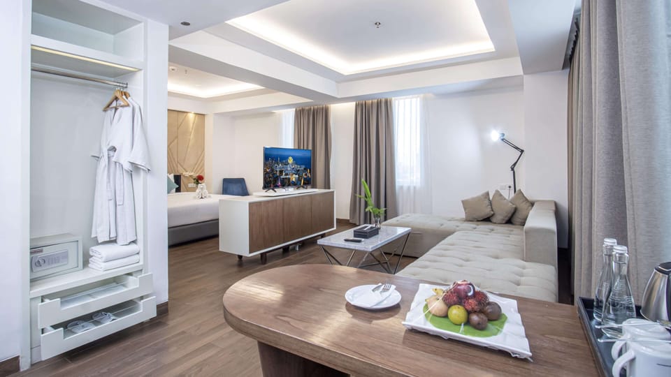 Business Suite, 1 King Bed | Minibar, in-room safe, blackout drapes, WiFi (free)