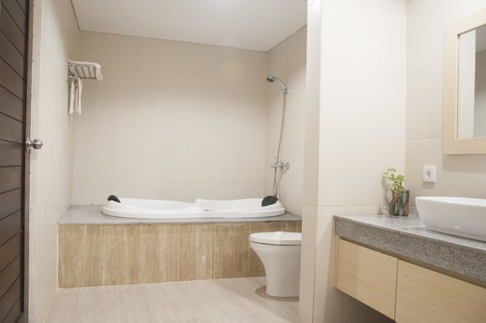 Suite | Bathroom | Free toiletries, hair dryer (on request), bathrobes, bidet
