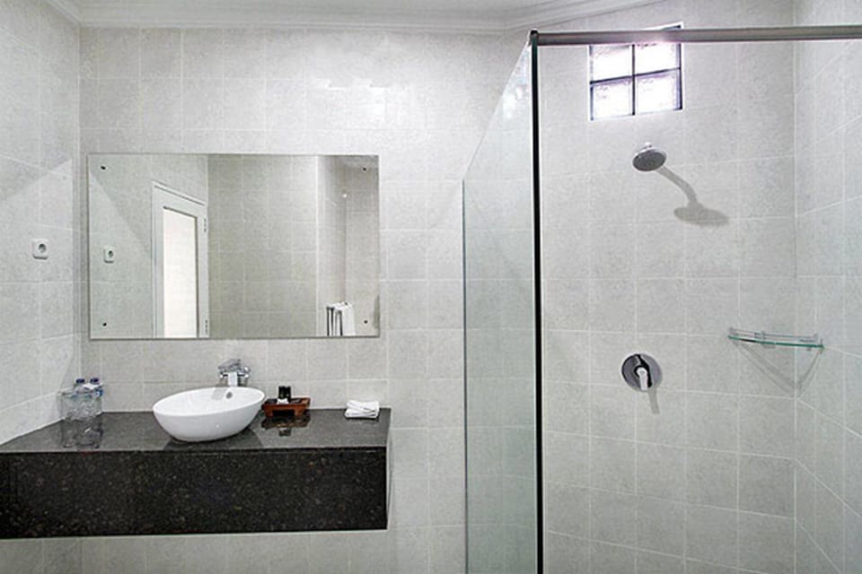 Superior Room | Bathroom | Shower, free toiletries, hair dryer, slippers