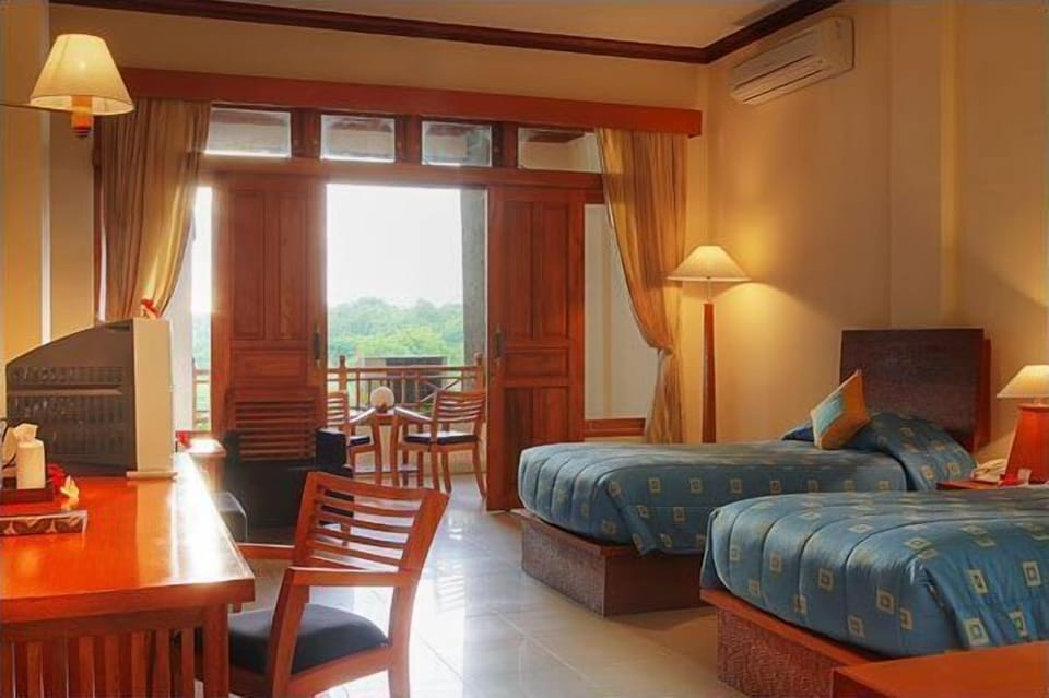 Down comforters, Select Comfort beds, minibar, in-room safe
