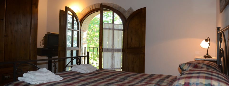 Double Room, Shared Bathroom | Premium bedding, soundproofing, iron/ironing board, free WiFi