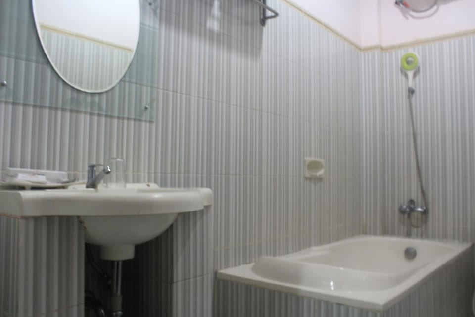 Combined shower/tub, free toiletries, bidet, towels