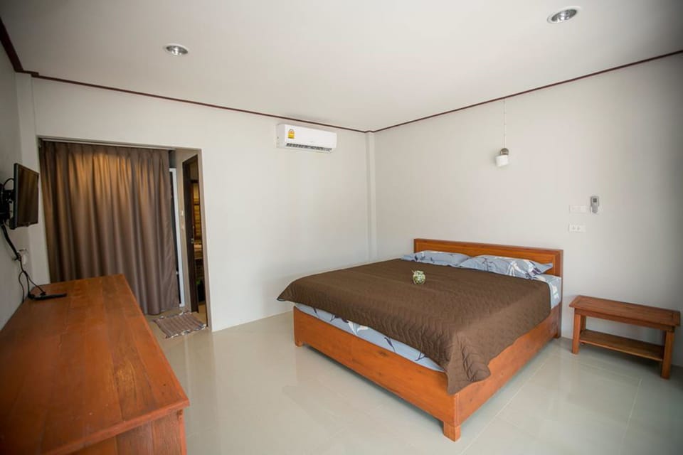 Beachfront Bungalow  | Hypo-allergenic bedding available, desk, bed sheets